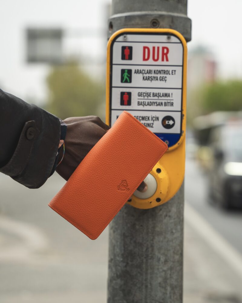 Turuncu Cüzdan Tutamaçlı Telefon Bölmeli 2028