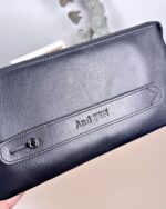 Siyah deri el çantası içi dolu hali – telefon, cüzdan ve anahtar taşımaya uygun ergonomik tasarım