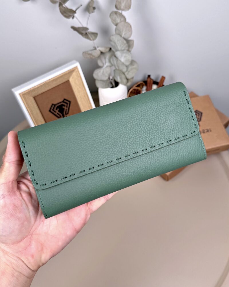 Created with RNI Films app. Profile 'None' Saraciye Dikişli - Yeşil Hakiki Deri Guti Cüzdan | 2022