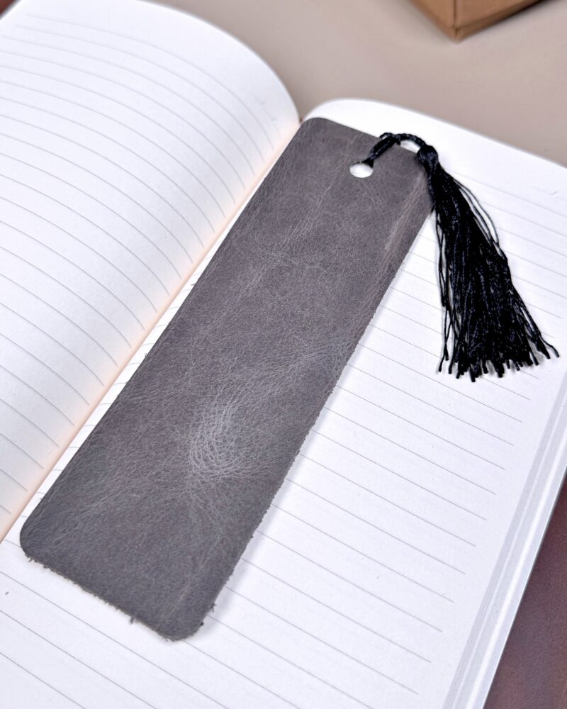 Created with RNI Films app. Profile 'None' Hakiki Deri Kitap Ayracı – Gri Renk