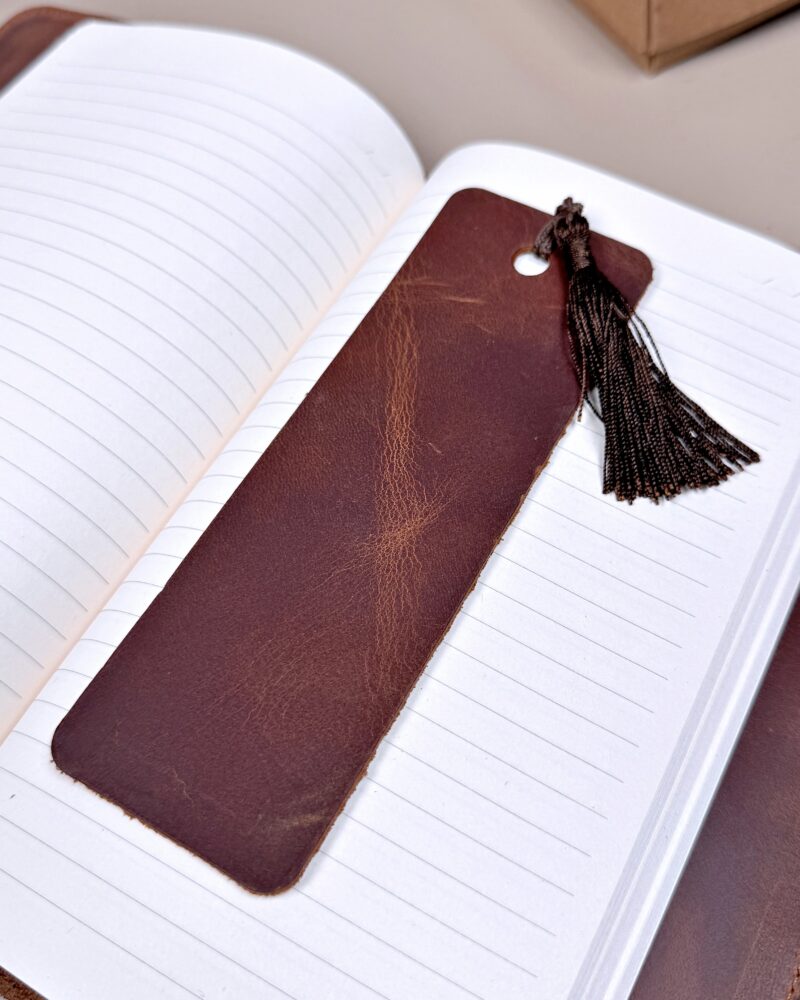 Created with RNI Films app. Profile 'None' Hakiki Deri Kitap Ayracı – Fındık Renk