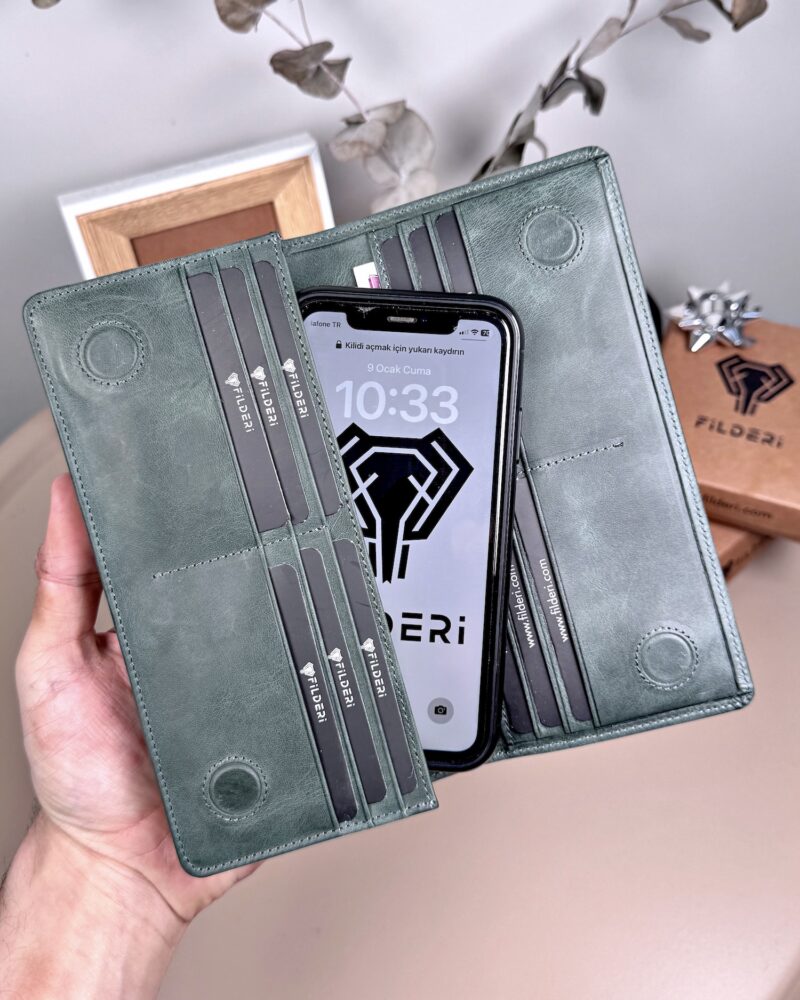 Created with RNI Films app. Profile 'None' Telefon Bölmeli Cüzdan Hakiki Deri – El Tutamaçlı Yeşil Renk | 2028